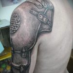 тату на плече мужские кожаные доспехи фото - пример готовой татуировки от 16052016 2