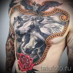 Фото тату в стиле Old School, изображающего трех лошадей, орла и розу на груди. Татуировка выполнена в ярких цветах с четкими контурами.