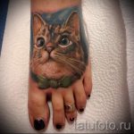 Фото тату милого кота в бабочке на стопе. Яркий и забавный рисунок, выполненный в мультяшном стиле. Идеально для любителей животных и оригинальных татуировок.