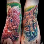 Фото парных тату: белка и лиса на стопах. Изображение реалистичных животных с детально прорисованной шерстью. Оригинальный рисунок татуировки.