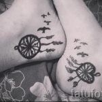 Фото парных тату: ловец снов и птицы на стопах. Изображение черных татуировок с минималистичным дизайном. Оригинальный рисунок татуировки.