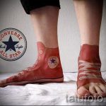 Фото тату: гиперреалистичное изображение кеда Converse на стопе, включая логотип Chuck All Star. Оригинальная идея для любителей обуви.