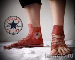 Фото тату: гиперреалистичное изображение кеда Converse на стопе, включая логотип Chuck All Star. Оригинальная идея для любителей обуви.