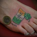 Фото тату: татуировка флага Ирландии и четырехлистного клевера на стопе. Эскиз татуировки выполнен в ярких цветах.