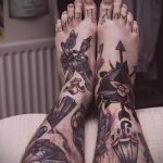 Фото тату в стиле олдскул на стопах и пальцах ног. Яркие цвета, четкие контуры и классические мотивы, такие как сердца, кинжалы и розы.