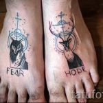 Фото тату: парные татуировки лисы и оленя на стопах, с надписями 'FEAR' и 'HOPE'. Эскиз татуировки выполнен в графическом стиле.