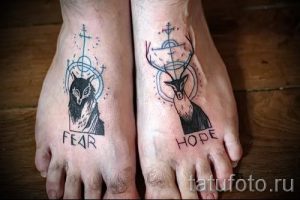Фото тату: парные татуировки лисы и оленя на стопах, с надписями 'FEAR' и 'HOPE'. Эскиз татуировки выполнен в графическом стиле.