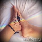 Фото тату: парные татуировки Инь и Ян на стопах, дополненные звездами и радугой. Эскиз татуировки символизирует баланс и гармонию.