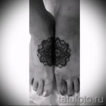 Фото тату: две одинаковые мандалы на стопах, выполненные в технике blackwork. Эскиз татуировки символизирует гармонию и единство.
