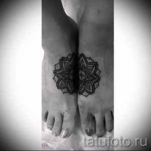 Фото тату: две одинаковые мандалы на стопах, выполненные в технике blackwork. Эскиз татуировки символизирует гармонию и единство.