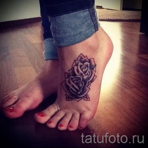 Фото тату розы на стопе. Красивый и популярный рисунок татуировки с изображением цветка.