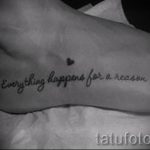Фотография татуировки на стопе с надписью 'Everything happens for a reason' и маленьким сердечком, выполненных черными чернилами.