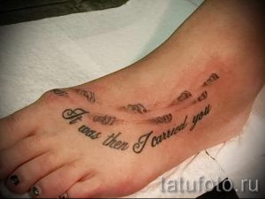Фото тату: Татуировка в виде следов ног и надписи "It was then I carried you" на стопе. Персонализированный и трогательный рисунок татуировки.