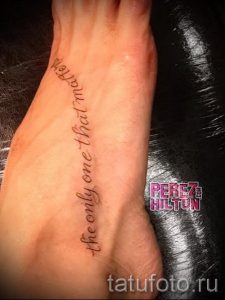 Фотография татуировки на стопе с надписью 'the only one that matters' выполненной черными чернилами в минималистичном стиле.