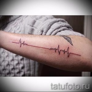 Фото тату: Красная контурная татуировка пульса на предплечье. Минималистичный и стильный дизайн.
