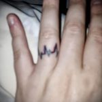 тату пульс на пальце - пример готовой татуировки 4