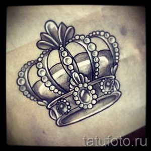 Фото тату: эскиз татуировки с изображением короны, украшенной жемчугом и цветочными элементами, выполненный в черно-белом стиле.