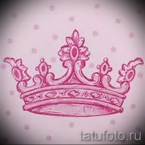 Фото тату: нежный эскиз короны в розовых тонах на фоне с точками. Идеально подойдет для женской татуировки, символизирующей красоту и грацию.