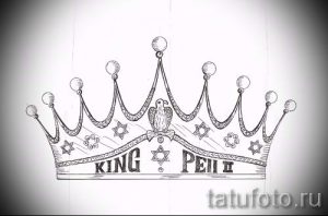 Эскиз татуировки в виде короны с изображением орла и надписью "KING PEII". Черно-белый рисунок, выполненный в графическом стиле.