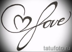 Черно-белое фото татуировки с надписью 'love', стилизованной в виде сердца. Простой и романтичный рисунок для запястья или лодыжки.