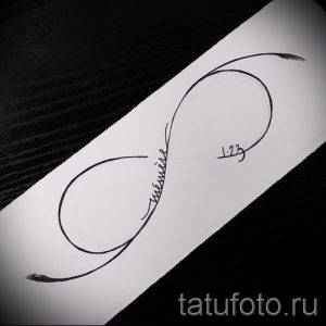 Черно-белое фото татуировки в виде символа бесконечности с надписью 'Aline'. Изящный и минималистичный рисунок для запястья или щиколотки.