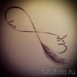 Фото тату: символ бесконечности, переходящий в перо, с надписью 'love'. Идея для нежной и романтичной татуировки на запястье или лодыжку.