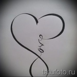 Фото тату: символ бесконечности, стилизованный под сердце, с надписью 'love'. Идея для романтичной татуировки на запястье или грудь.