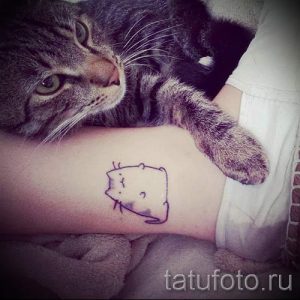 Фото тату маленького котика на руке. Черно-белый рисунок, минималистичный стиль, милый дизайн. Идеи для небольших татуировок.