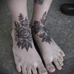 Rose Tattoo auf ihrem Knöchel - großes Foto des fertigen Tätowierung 2