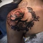 Rose Tattoo mit Spitze - Foto Beispiel des fertigen Tätowierung 2