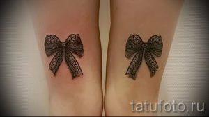 Фото парных татуировок в виде бантиков из кружева на лодыжках. Нежные и романтичные рисунки.