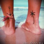 Фото тату: парные татуировки на лодыжках - якорь с сердцем и пальма. Символизируют любовь к морю и путешествиям.