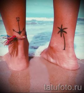 Фото тату: парные татуировки на лодыжках - якорь с сердцем и пальма. Символизируют любовь к морю и путешествиям.