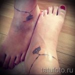 Фото тату: парные татуировки кельтских узлов на лодыжках, соединенные цепочкой. Символ бесконечной связи и любви.