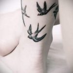 Vogel-Tattoo auf ihrem Knöchel - großes Foto des fertigen Tätowierung 1