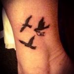 Vogel-Tattoo auf ihrem Knöchel - großes Foto des fertigen Tätowierung 2