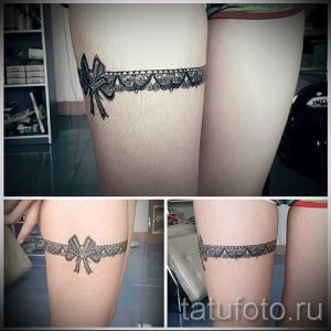 Фото тату: небольшая татуировка в виде кружевной подвязки с бантиком, расположенная на ноге. Рисунок выполнен в черно-белой гамме.