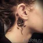 Фото тату черной розы на затылке. Детализированный рисунок татуировки с реалистичными лепестками и листьями. Идеальный эскиз тату для девушек, любящих цветочные мотивы.