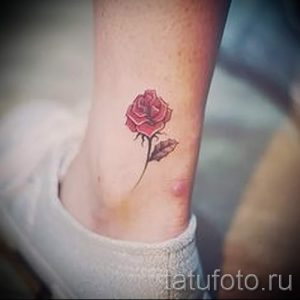 Фото тату на лодыжке: нежный рисунок красной розы, выполненный в реалистичном стиле.