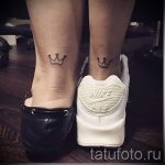 Фото парных татуировок маленьких черных короны на лодыжках двух девушек.