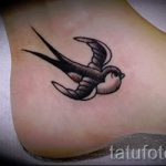 tattoo on her ankle swallows 2