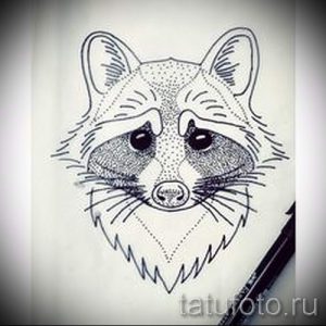 Черно-белый эскиз татуировки енота, выполненный в технике дотворк. Детализированная мордочка с выразительными глазами и пушистой шерстью.