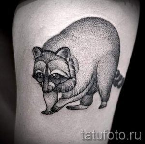 Фото татуировки енота, выполненной в технике дотворк (dotwork) на руке. Рисунок выполнен в черно-белой гамме.