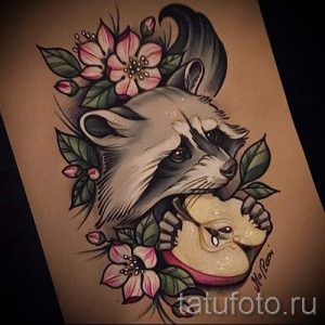 Фото яркой татуировки енота, держащего яблоко, в окружении цветов. Рисунок выполнен в красочном стиле на руке.