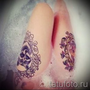 Две татуировки на лодыжках, изображающие стилизованные головы енотов в темных тонах с элементами кружева и узоров.