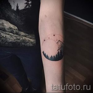 Фото тату: реалистичный рисунок горного пейзажа с луной на предплечье. Красивая и атмосферная татуировка.