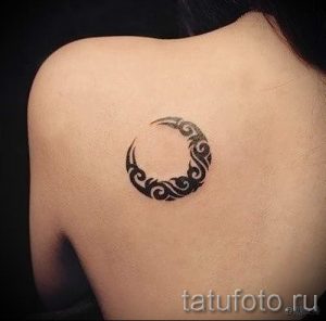 Фото тату на плече: полумесяц, выполненный в стиле трайбл с использованием черных узоров. Оригинальный рисунок татуировки.