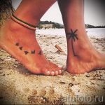 Фото татуировок на лодыжках: на одной ноге изображена пальма, на другой – летящие птицы. Яркий и летний дизайн.