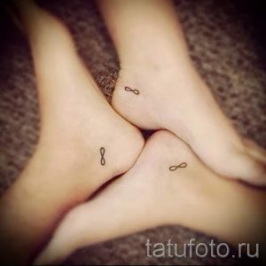Фото парных тату в виде символа бесконечности на лодыжках двух девушек. Минималистичные татуировки, выполненные тонкими линиями, символизируют вечную связь.