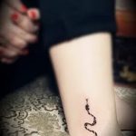 тату для девушек на лодыжке змея - классные фото готовой татуировки 34